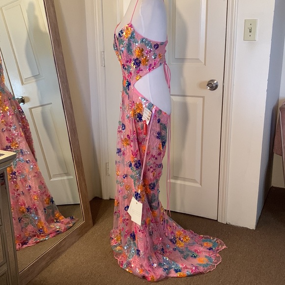 MAC DUGGAL
Embellished Lace Strappy Column Gown - Picture 8 of 17